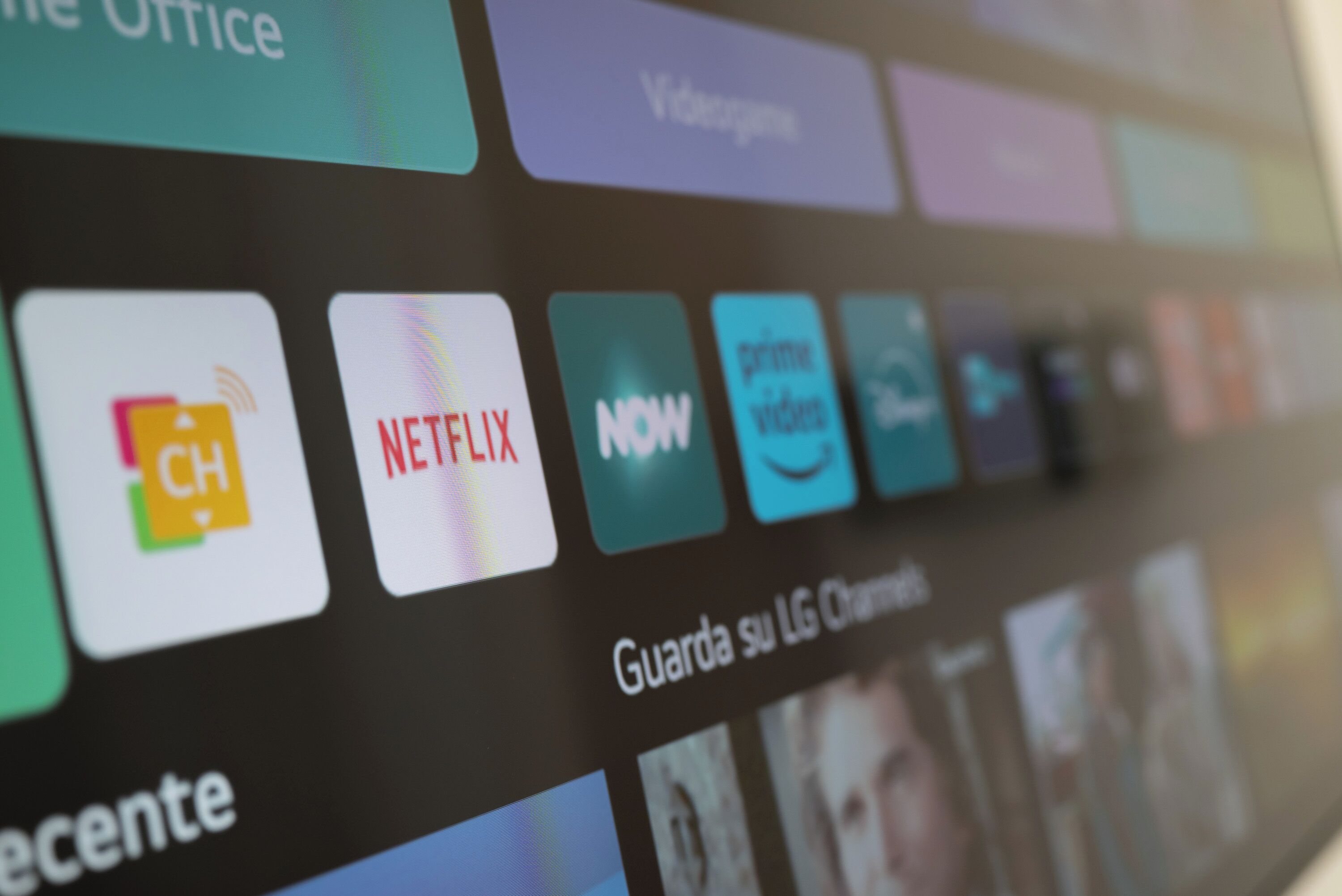 Une interface numérique dotée d’icônes d’applications, notamment Netflix et Now.