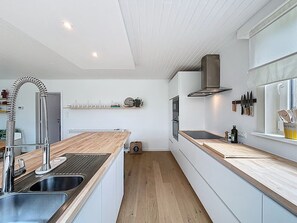 Kylskåp, mikrovågsugn, ugn och spishäll