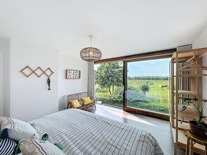 4 bedrooms, desk, iron/ironing board, travel cot