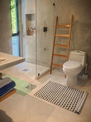 Een haardroger, handdoeken, zeep, toiletpapier