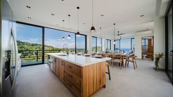 Réfrigérateur, micro-ondes, four, cafetiÚre/bouilloire