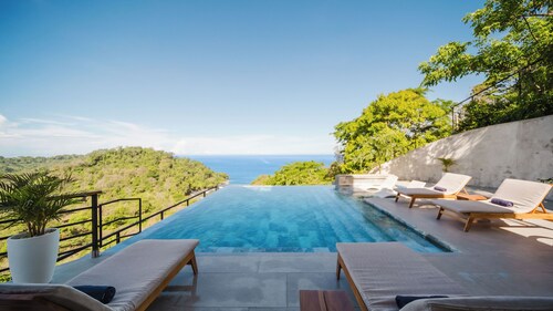 5 Bedroom Luxury Villa with Rooftop Jacuzzi in Desirable Manuel Antonio