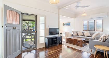 Scarness Cottage Serene Queenslander by the Sea