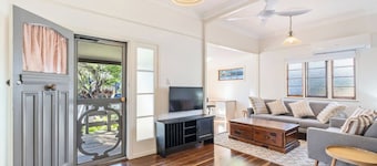 Scarness Cottage Serene Queenslander by the Sea