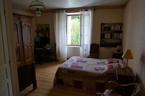 4 bedrooms, iron/ironing board, bed sheets