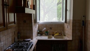 A kitchen with a gas stove, a window, and a sink. - Country house 8 persons - Dogs allowed (Valdoule)