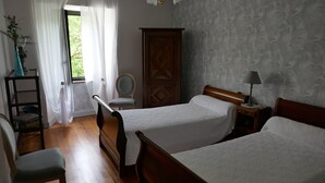 A room with two wooden beds, a chair, a small table, a cabinet, and a window with curtains. - Country house 8 persons - Dogs allowed (Valdoule)