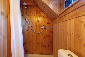 Een douche, een haardroger, handdoeken, zeep