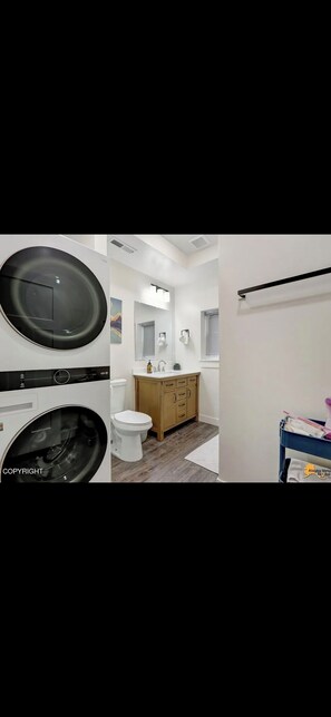 Douche, serviettes fournies, papier toilette