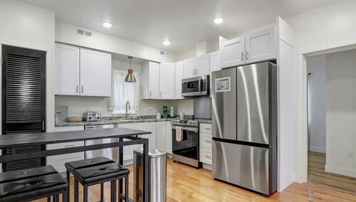 2-bedroom house with WiFi in East Anchorage