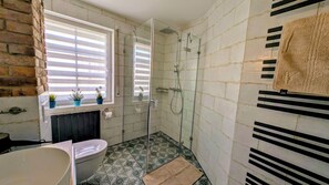 Dusche, Haartrockner, Handtücher, Seife