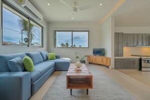 TV connectée, lecteur de DVD, livres, chaîne hi-fi