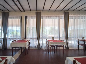 Dining - Hotel Issa - Triple Room Sea View 12 (Vis)