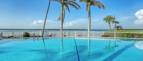 Alberca al aire libre y alberca climatizada