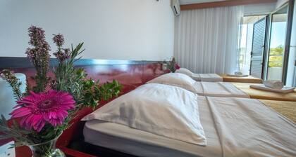 Hotel Issa - Triple Room Sea View 18