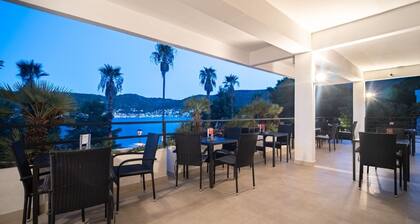 Hotel Issa - Quadruple Room Sea View 2