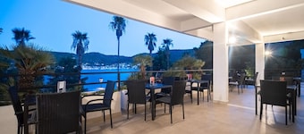 Hotel Issa - Quadruple Room Sea View 2