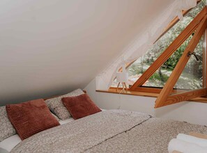 3 bedrooms, iron/ironing board, internet, bed sheets