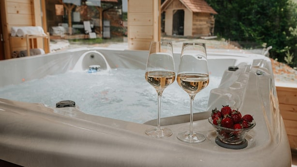 Un bain à remous, deux verres de vin blanc et un saladier de fraises.