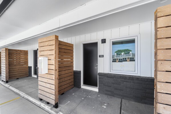 Property grounds - Charming studio in tranquil Cedar Falls (Cedar Falls)