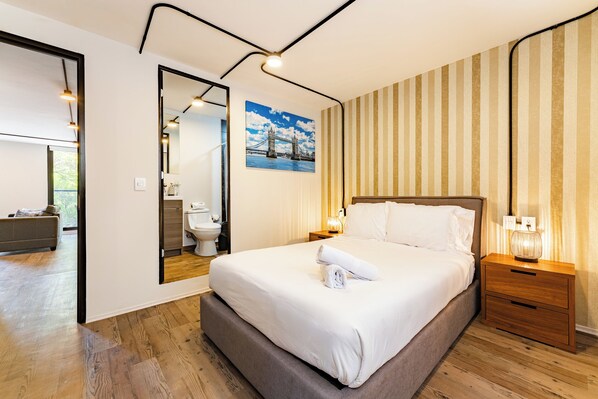 2 bedrooms, desk, WiFi, bed sheets