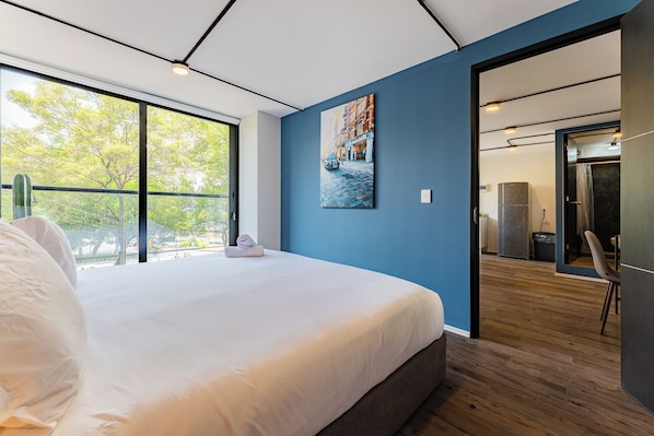 2 bedrooms, desk, WiFi, bed sheets