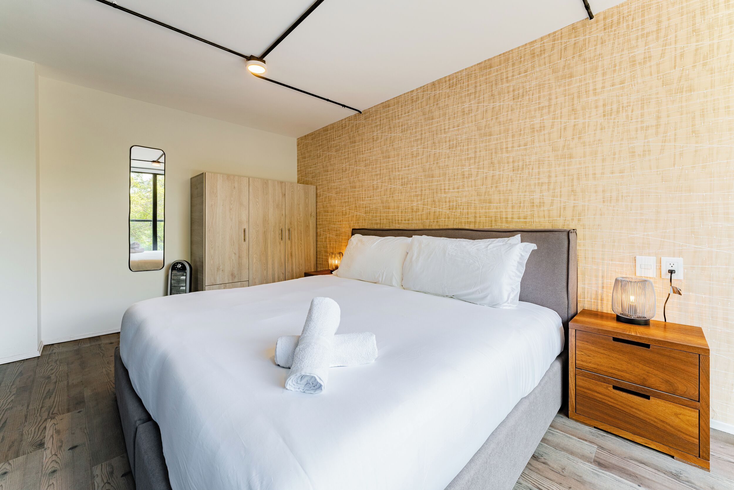 2 bedrooms, desk, WiFi, bed sheets