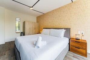 2 bedrooms, desk, WiFi, bed sheets
