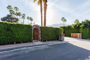 Property grounds - 2bd2ba P.S. PRIVATE ENTRY 5 min Downtown PoolBBQ (Palm Springs)