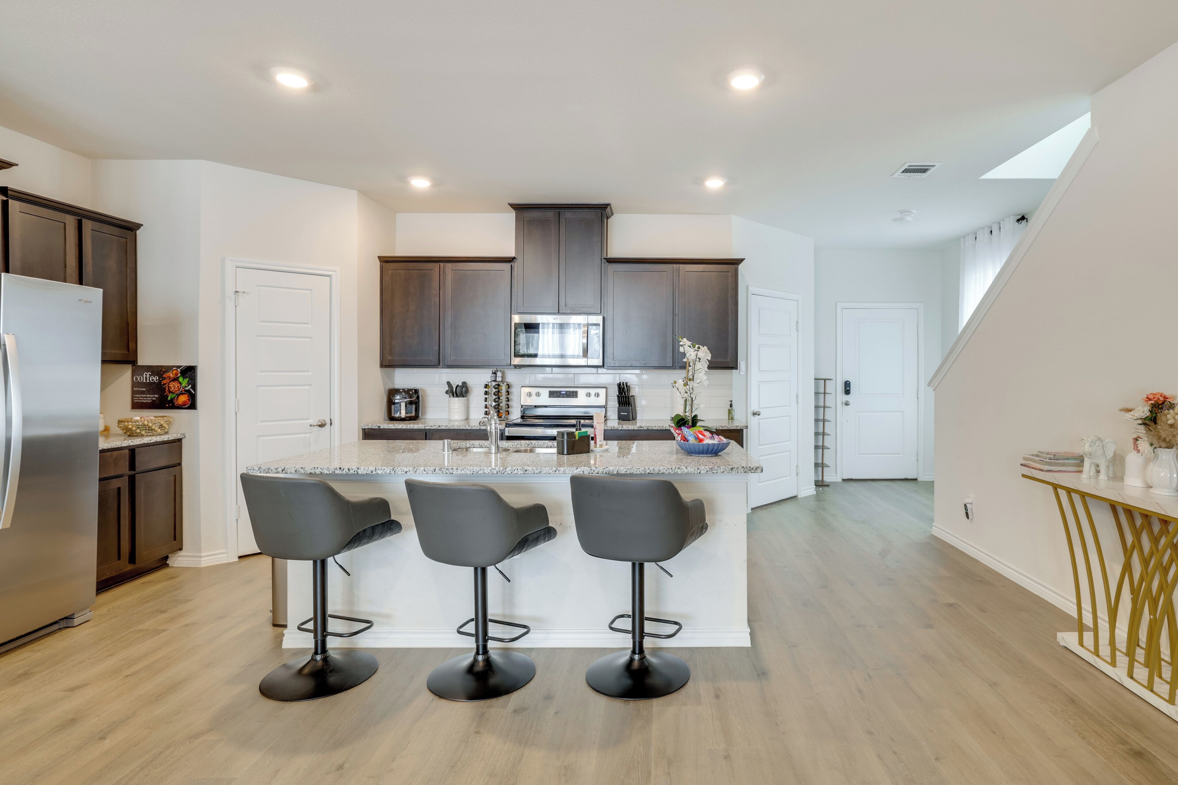 Geladeira, micro-ondas, fogão, cooktop