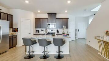 Geladeira, micro-ondas, fogão, cooktop