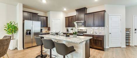 Fridge, microwave, stovetop, dishwasher