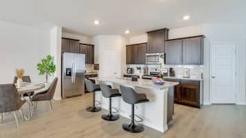 Geladeira, micro-ondas, fogão, cooktop