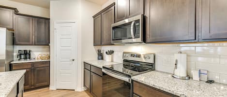Fridge, microwave, stovetop, dishwasher