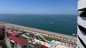 Een kusthotel met zwembad, toegang tot het strand en uitzicht op de oceaan.