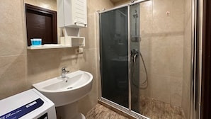 Klassieke studio, balkon, uitzicht op zee | Badkamer | Een bad, een haardroger, handdoeken, zeep