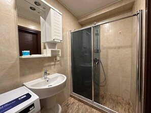 Classic-Studio, Balkon, Meerblick | Badezimmer | Duschwanne, Whirlpool, Hydromassagedusche, Haartrockner