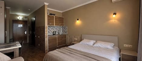 Estudio clásico, balcón, vista al mar | Caja de seguridad en la habitación y espacio para trabajar con laptop