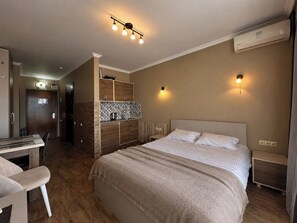 Classic-Studio, Balkon, Meerblick | Zimmersafe, laptopgeeigneter Arbeitsplatz, Bügeleisen/Bügelbrett