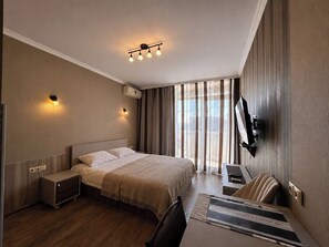 Classic-Studio, Balkon, Meerblick | Zimmersafe, laptopgeeigneter Arbeitsplatz, Bügeleisen/Bügelbrett