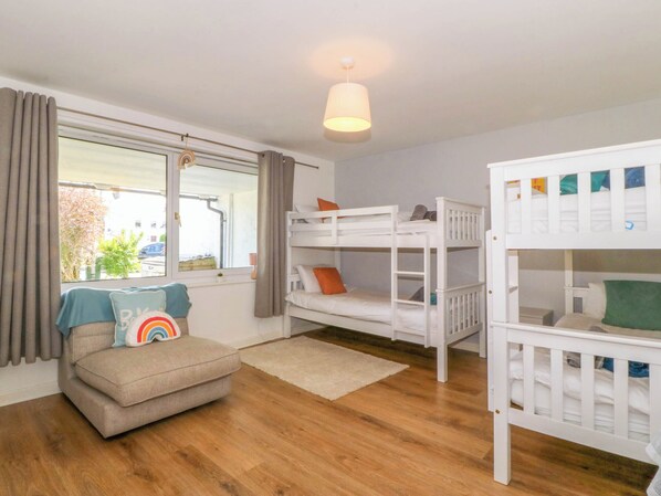 4 室のベッドルーム、客室ごとに異なる装飾、客室ごとに異なるインテリア、WiFi (無料)