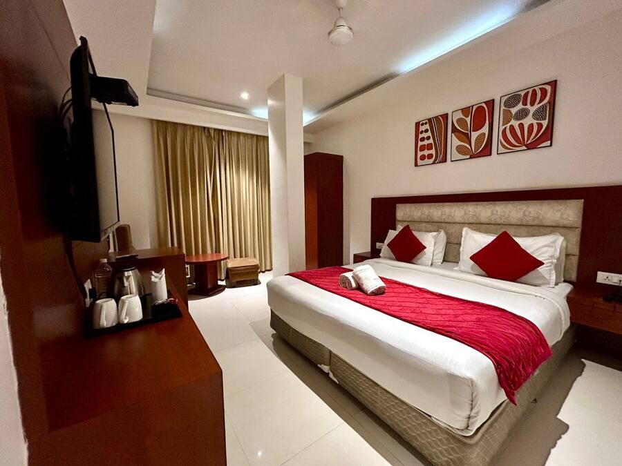 Deluxe Double Room, City View | Living room | 42-inch LCD TV with satellite channels, offices, computer monitors