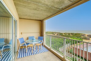 Outdoor dining - Pool & Beach Access: Waterfront Ocean City Condo (Ocean City)