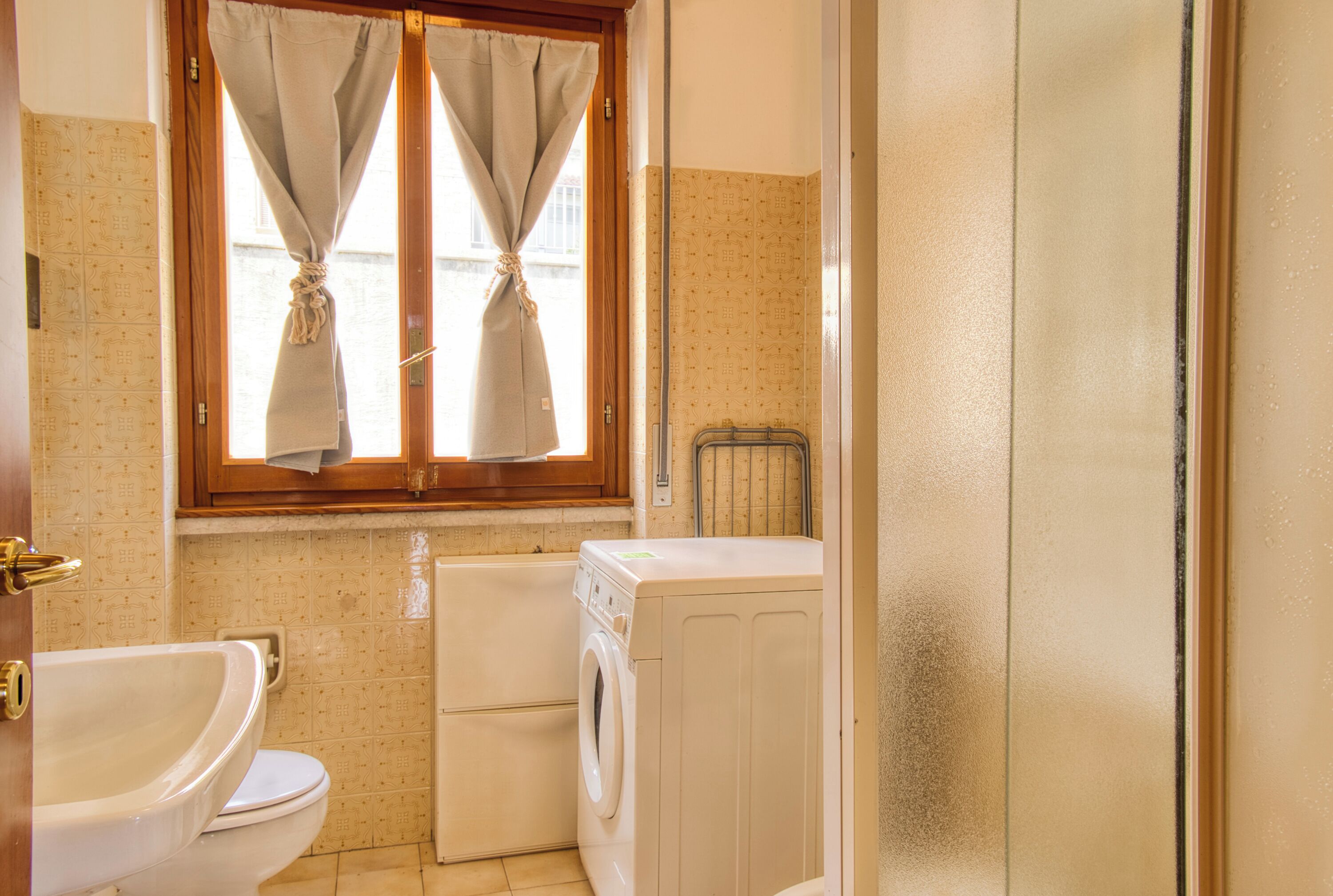 Een douche, een haardroger, een bidet, handdoeken