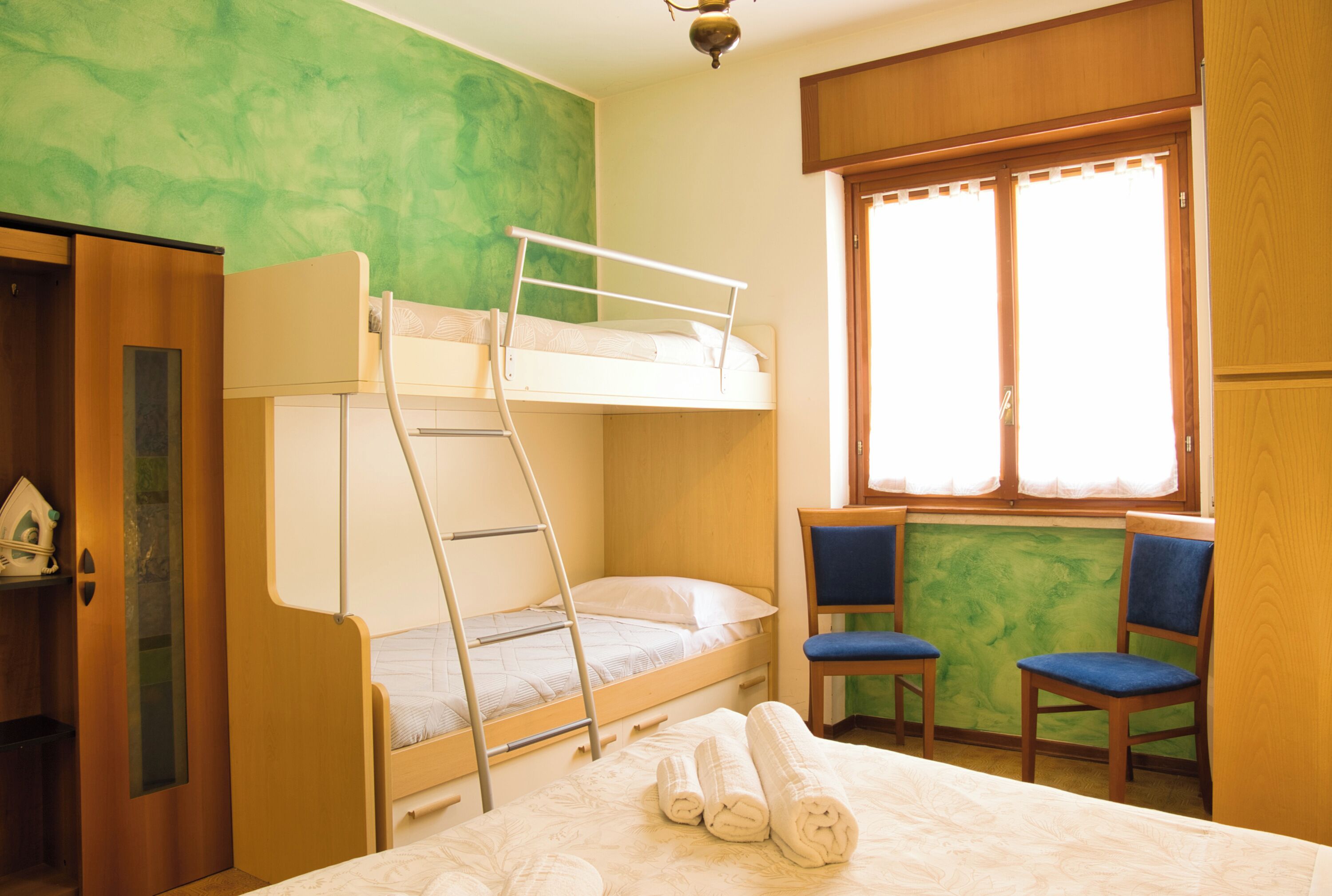 1 slaapkamer, een strijkplank/strijkijzer, gratis wifi, beddengoed