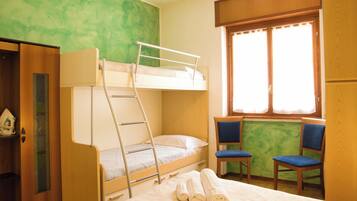 1 chambre, fer et planche Ă repasser, Wi-Fi gratuit, draps fournis