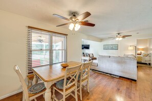 Dining - Powers Lake Gem: Peek-a-Boo Views & Beach Access (Genoa City)