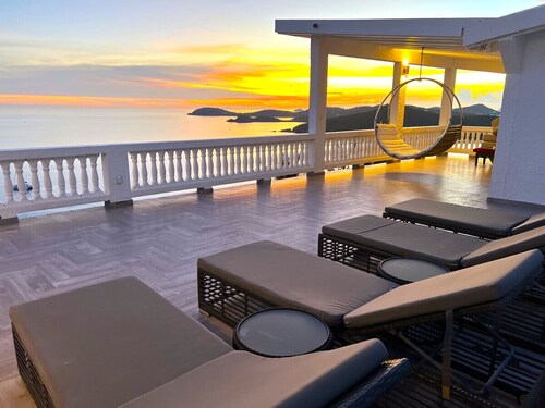 Bellevue Horizon Villa: Luxurious Island Retreat with Stunning Views & Pool