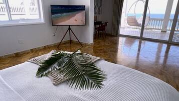 2 sovrum, skrivbord, strykjärn/strykbräda och resesäng