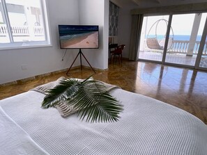 2 slaapkamers, een bureau, een strijkplank/strijkijzer, reisbedje